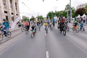 radfahrende Kinder am Ring auf der "Kidical Mass"