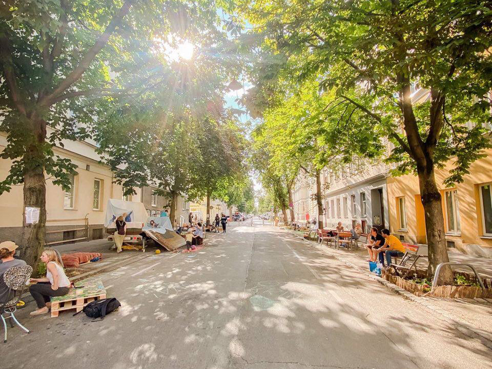 Bild der Sommeroase Hasnerstraße im Sommer / © Emir Dizdarevic
