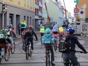 Initiative Fahrradstraße 16/17 - Kinder fahren mit Rad in die Schule