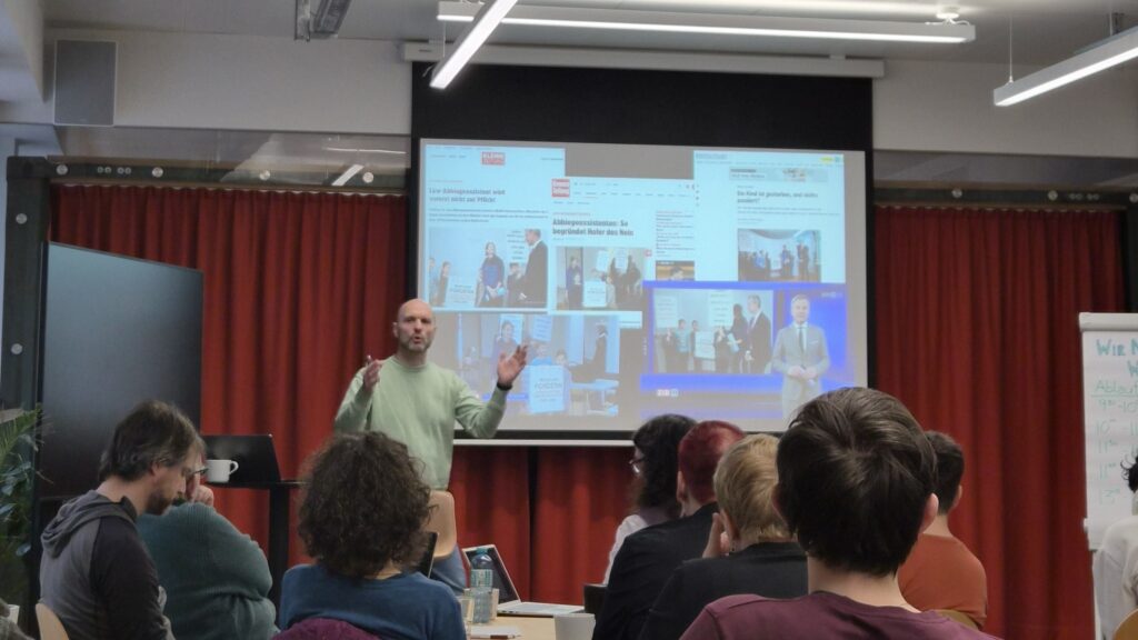 Helge Fahrnberger erklärt den Workshopteilnehmenden, wie man effektiv Bilder einsetzt.