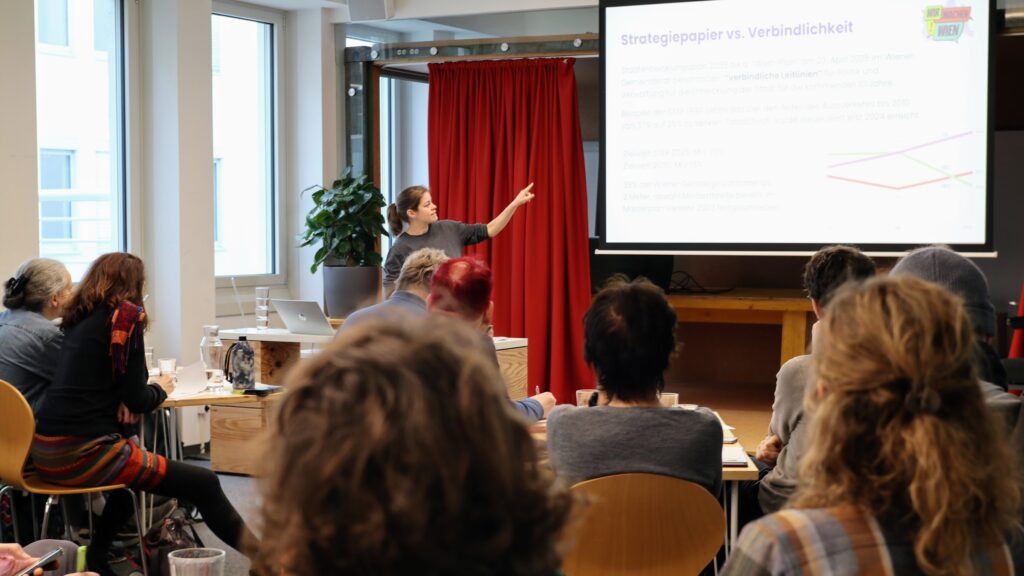 Barbara Laa erklärt den Wien-Plan bei einem Workshop (Foto: CC BY Bernhard Hayden)