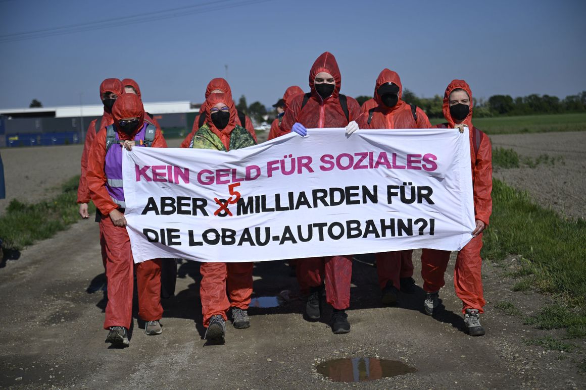 Autobahn? Lobau retten!